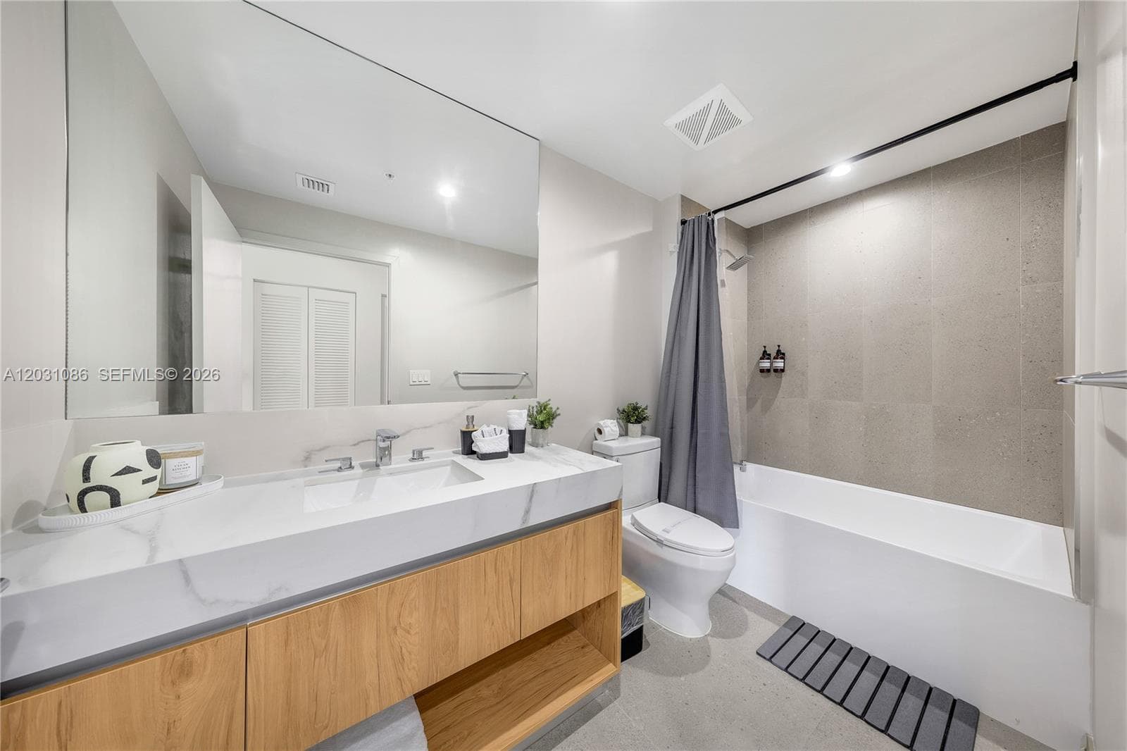 11 NE 6th St # 301, Miami FL 33132 — 14