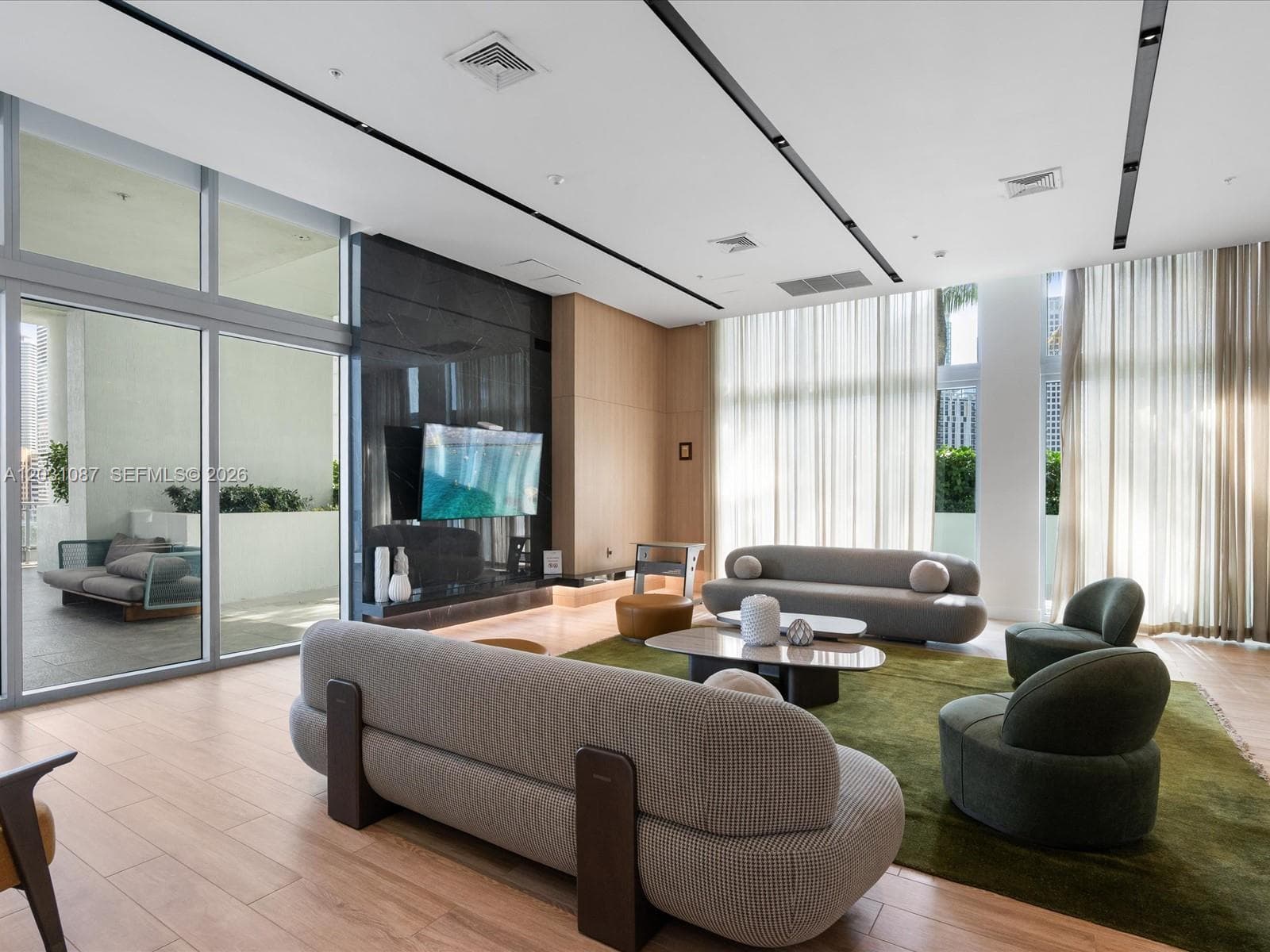 90 SW 3rd St # 2015, Miami FL 33130 — 67