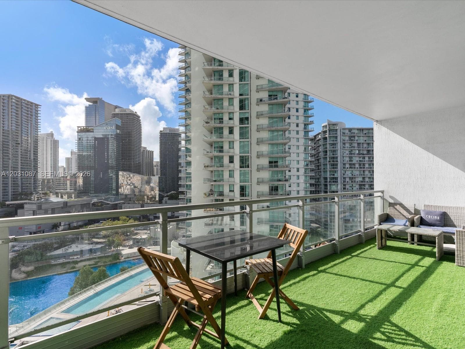 90 SW 3rd St # 2015, Miami FL 33130 — 32