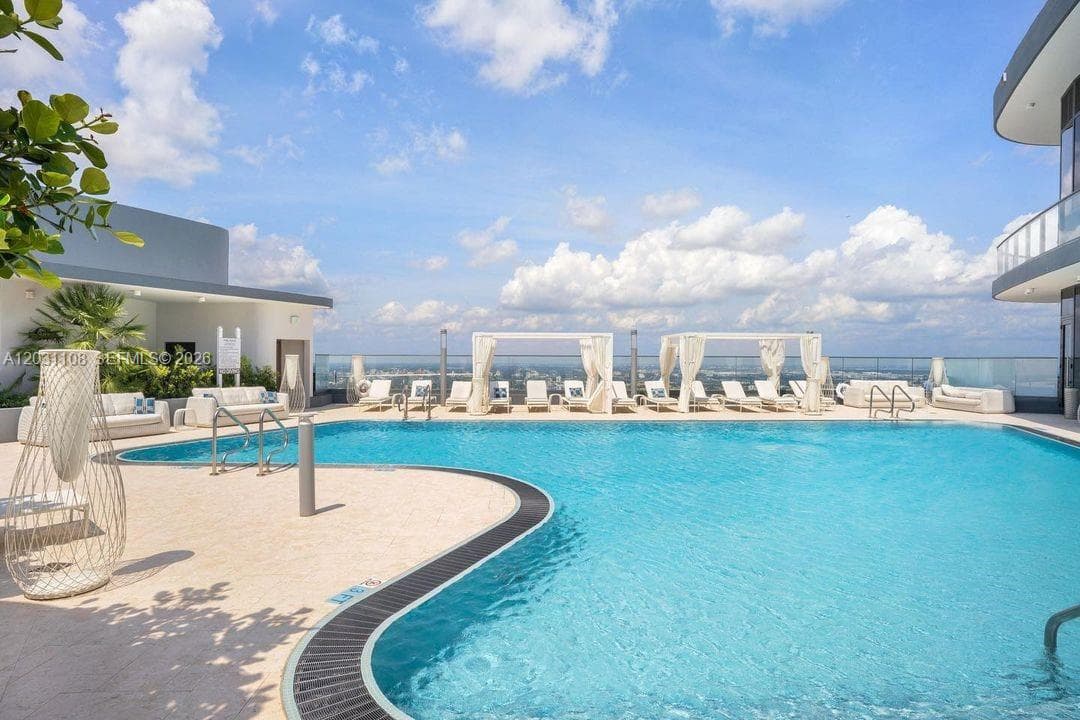 1000 Brickell Plz # 4609, Miami FL 33131 — 40