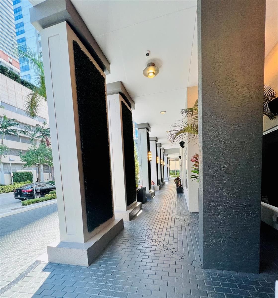 185 SE 14th Terrace SE # 711, Miami FL 33131 — 14