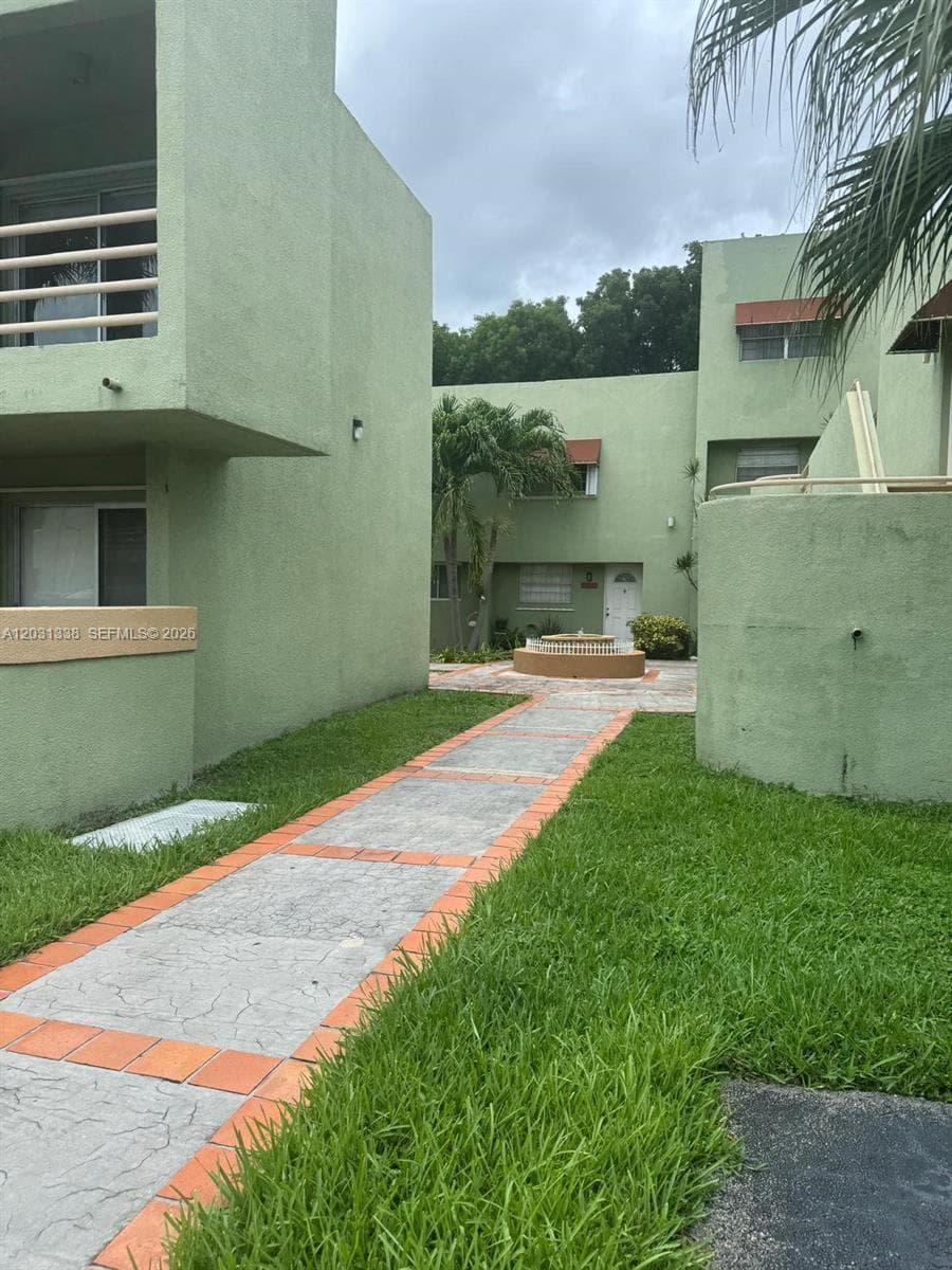 11173 NW 7th St # 18, Miami FL 33172 — 2