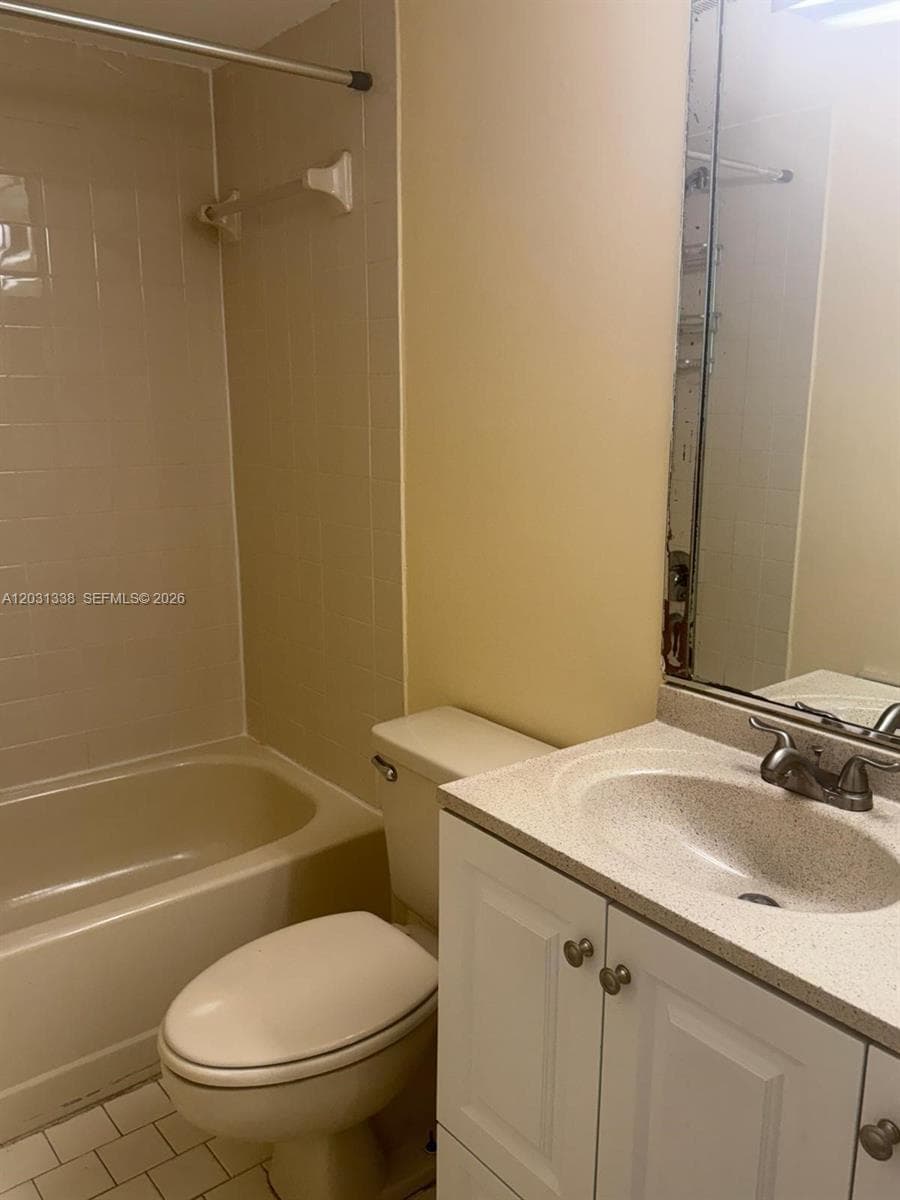 11173 NW 7th St # 18, Miami FL 33172 — 18