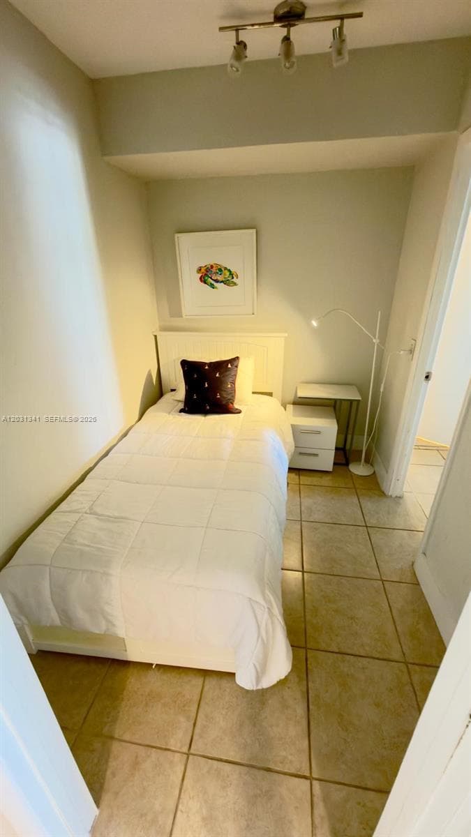 5555 Collins Ave # 16W, Miami Beach FL 33140 — 11