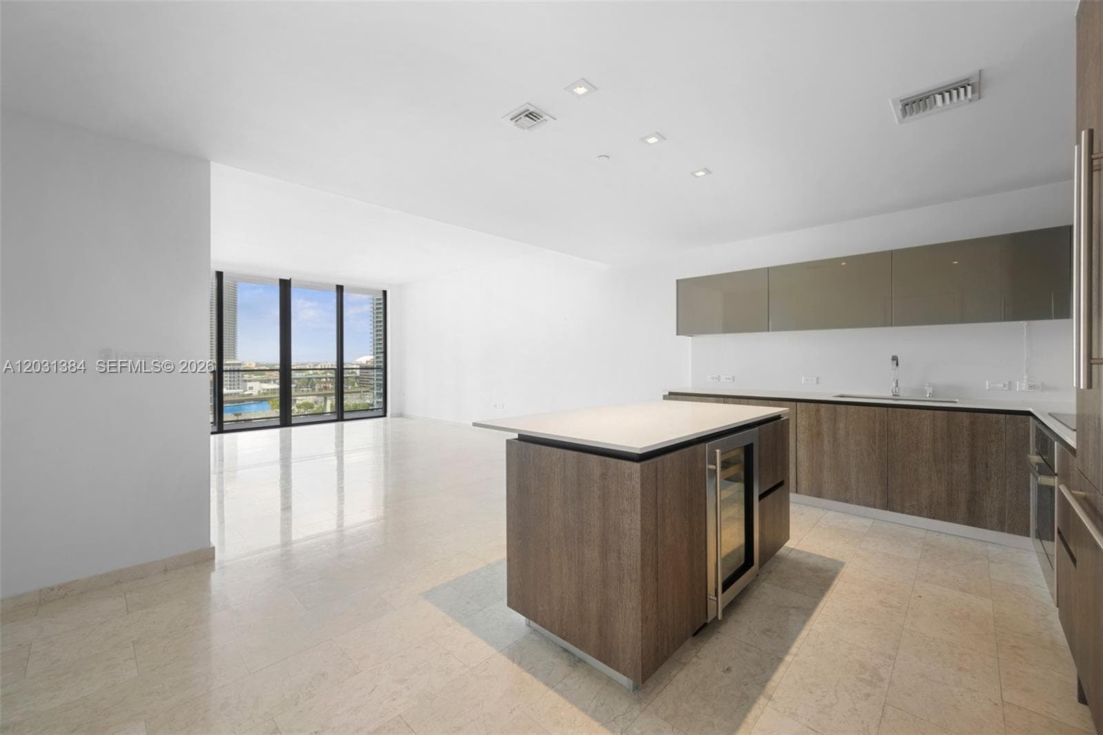 68 SE 6th St # 910, Miami FL 33131 — 1