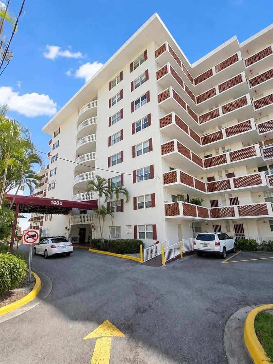 3660 NE 166th St # 805, North Miami Beach FL 33160 — 1