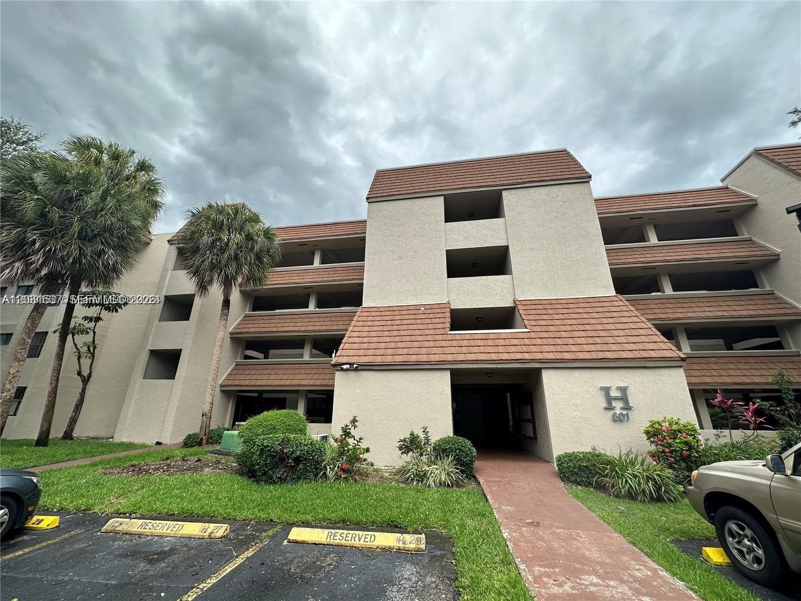 601 Ives Dairy Rd # 8, Miami FL 33179 — 2