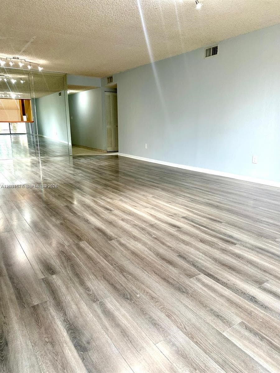 601 Ives Dairy Rd # 8, Miami FL 33179 — 6