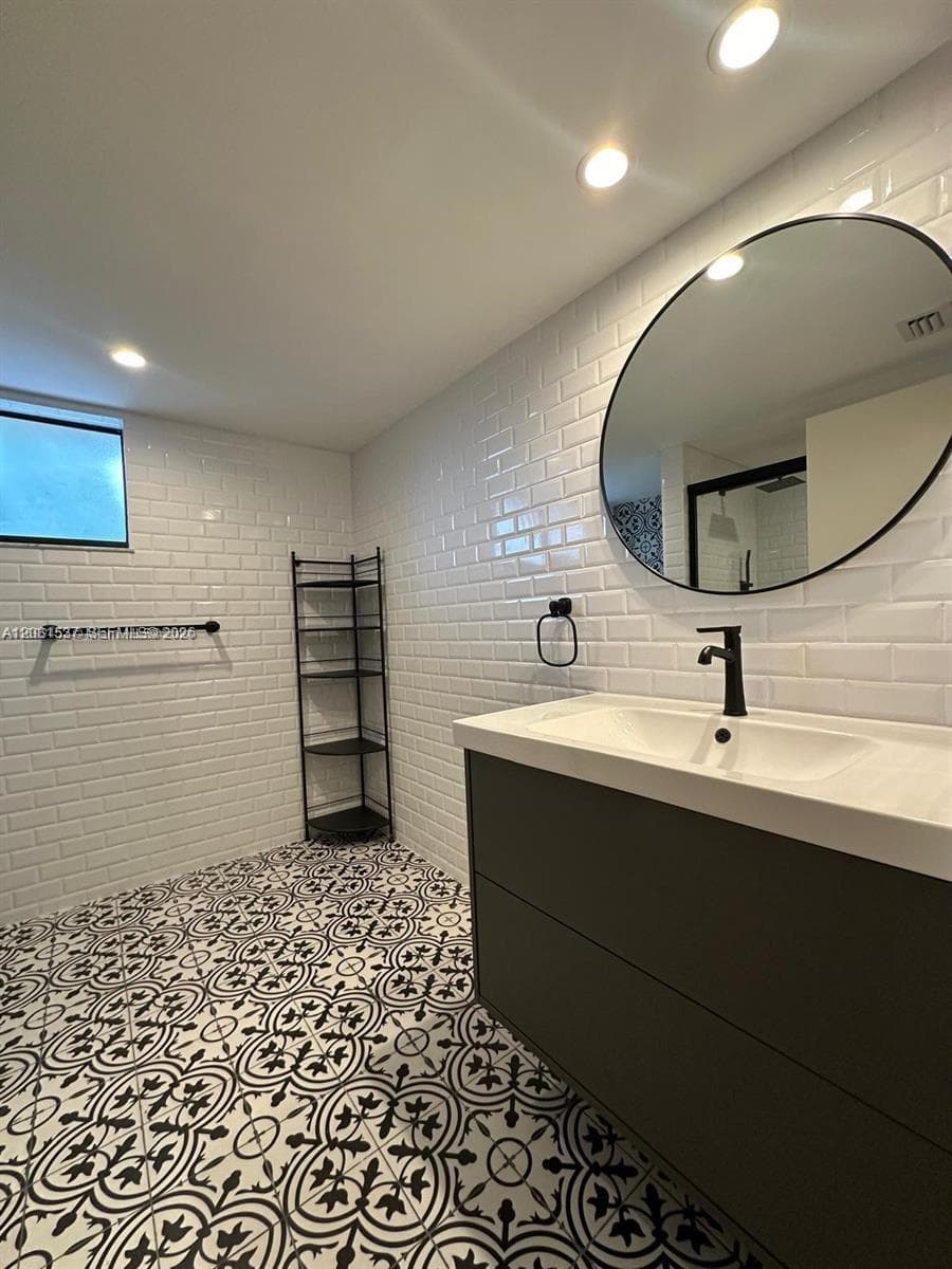601 Ives Dairy Rd # 8, Miami FL 33179 — 17