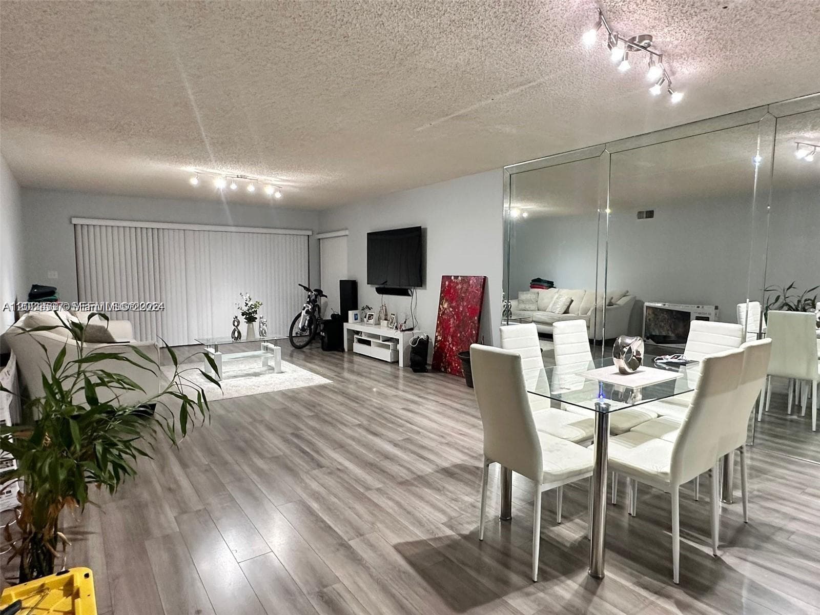 601 Ives Dairy Rd # 8, Miami FL 33179 — 1