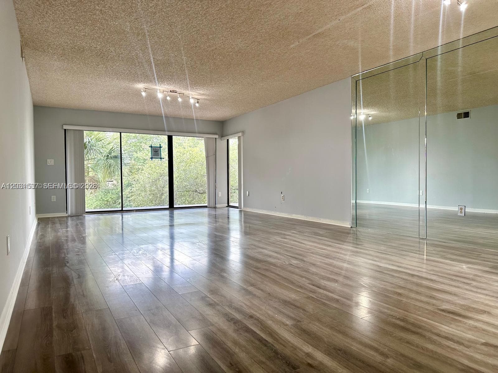 601 Ives Dairy Rd # 8, Miami FL 33179 — 5