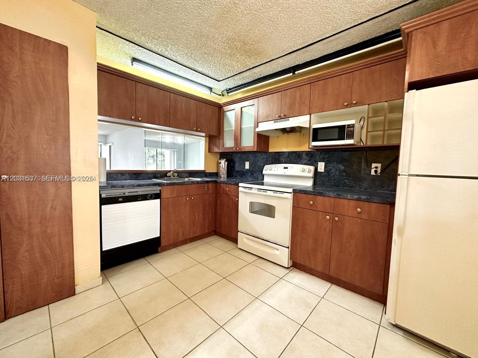 601 Ives Dairy Rd # 8, Miami FL 33179 — 9