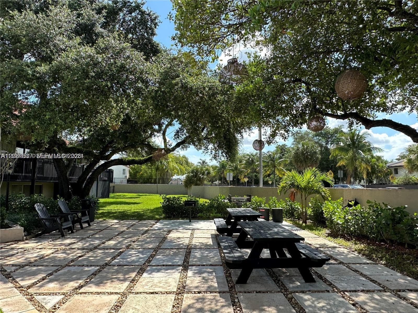 601 Ives Dairy Rd # 8, Miami FL 33179 — 33