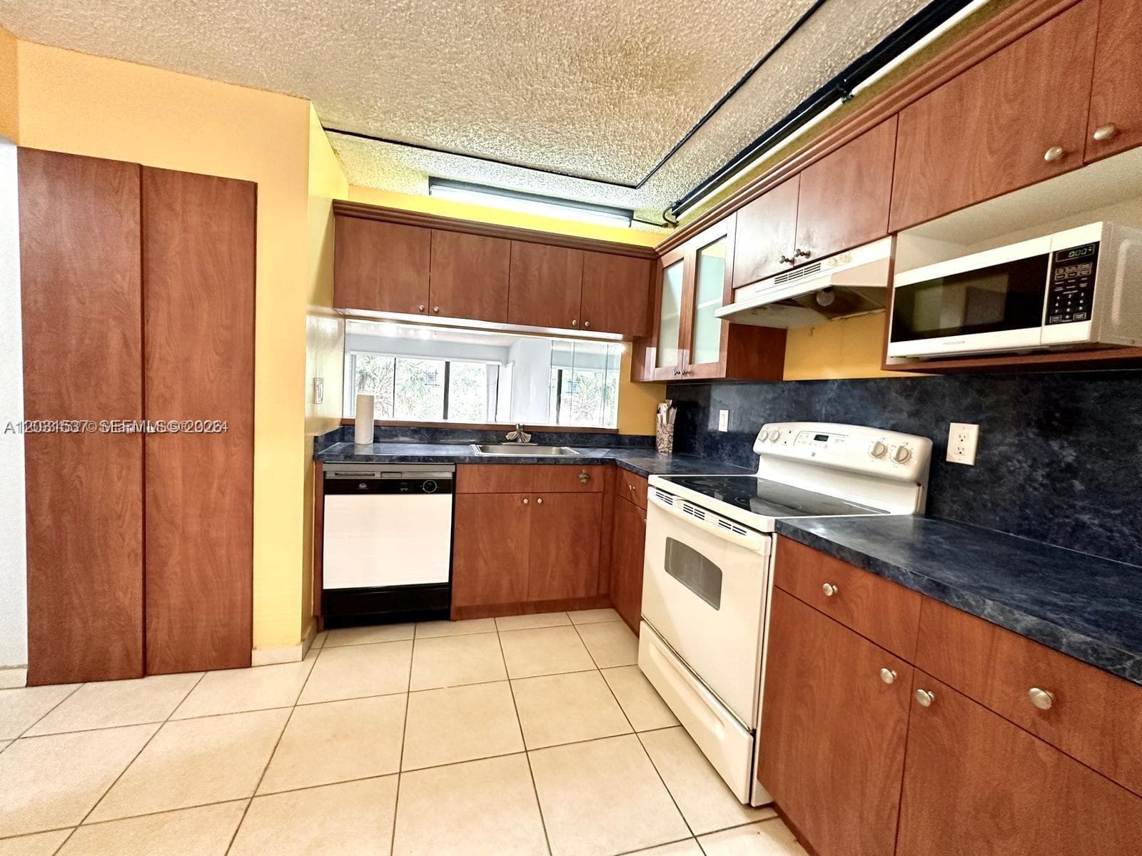 601 Ives Dairy Rd # 8, Miami FL 33179 — 8