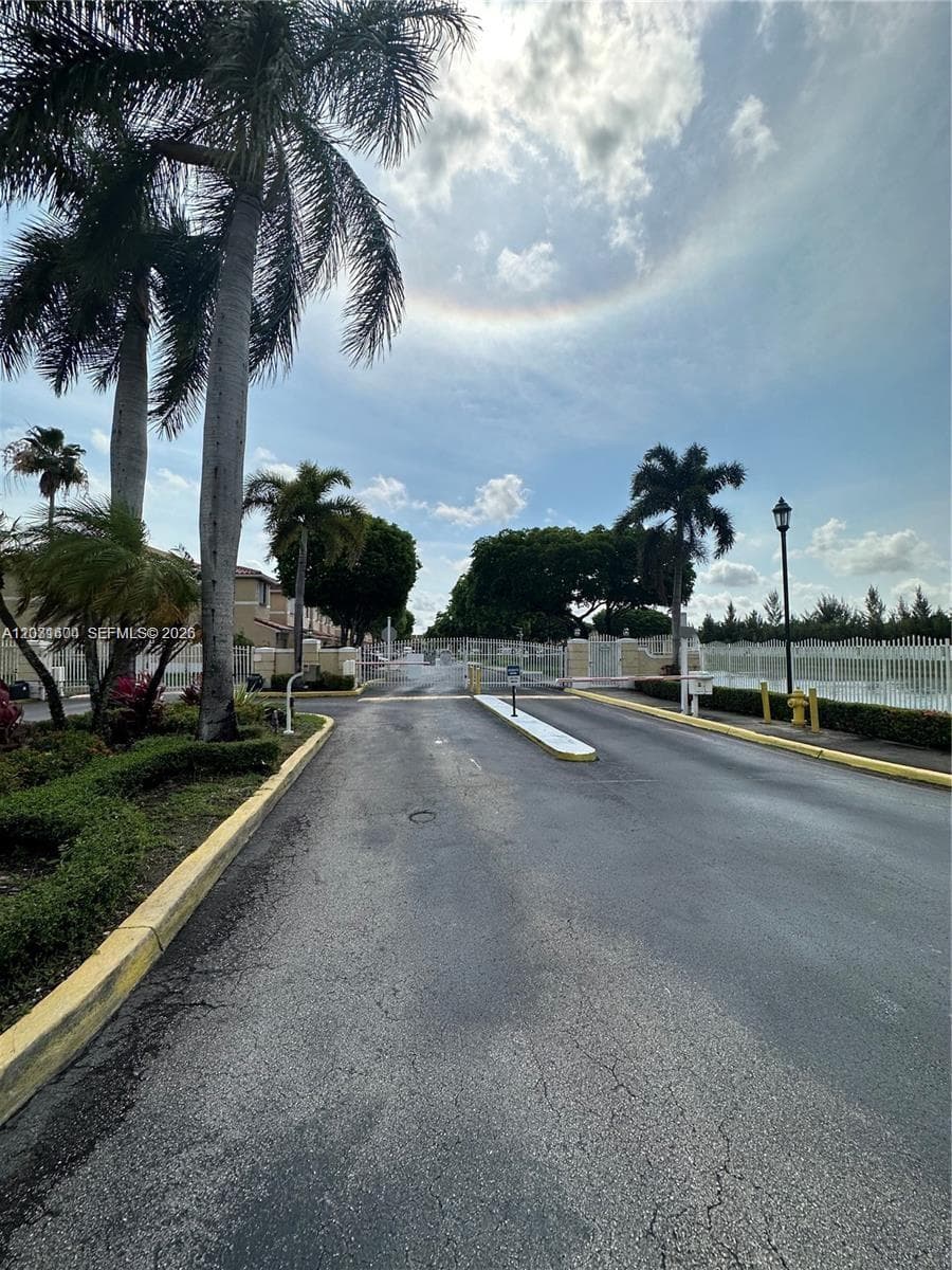 10945 NW 43rd Ln # 10945, Doral FL 33178 — 2