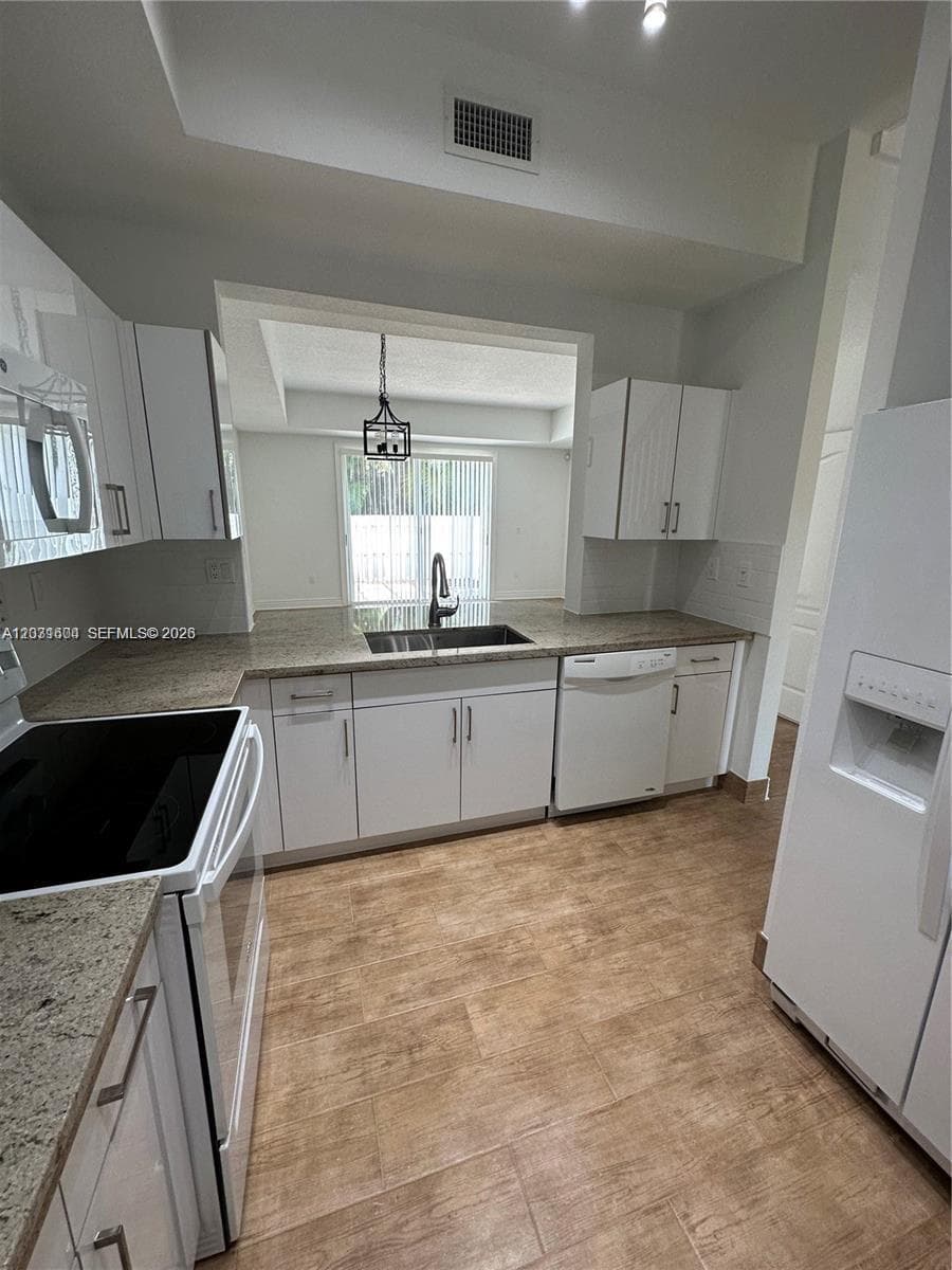 10945 NW 43rd Ln # 10945, Doral FL 33178 — 6