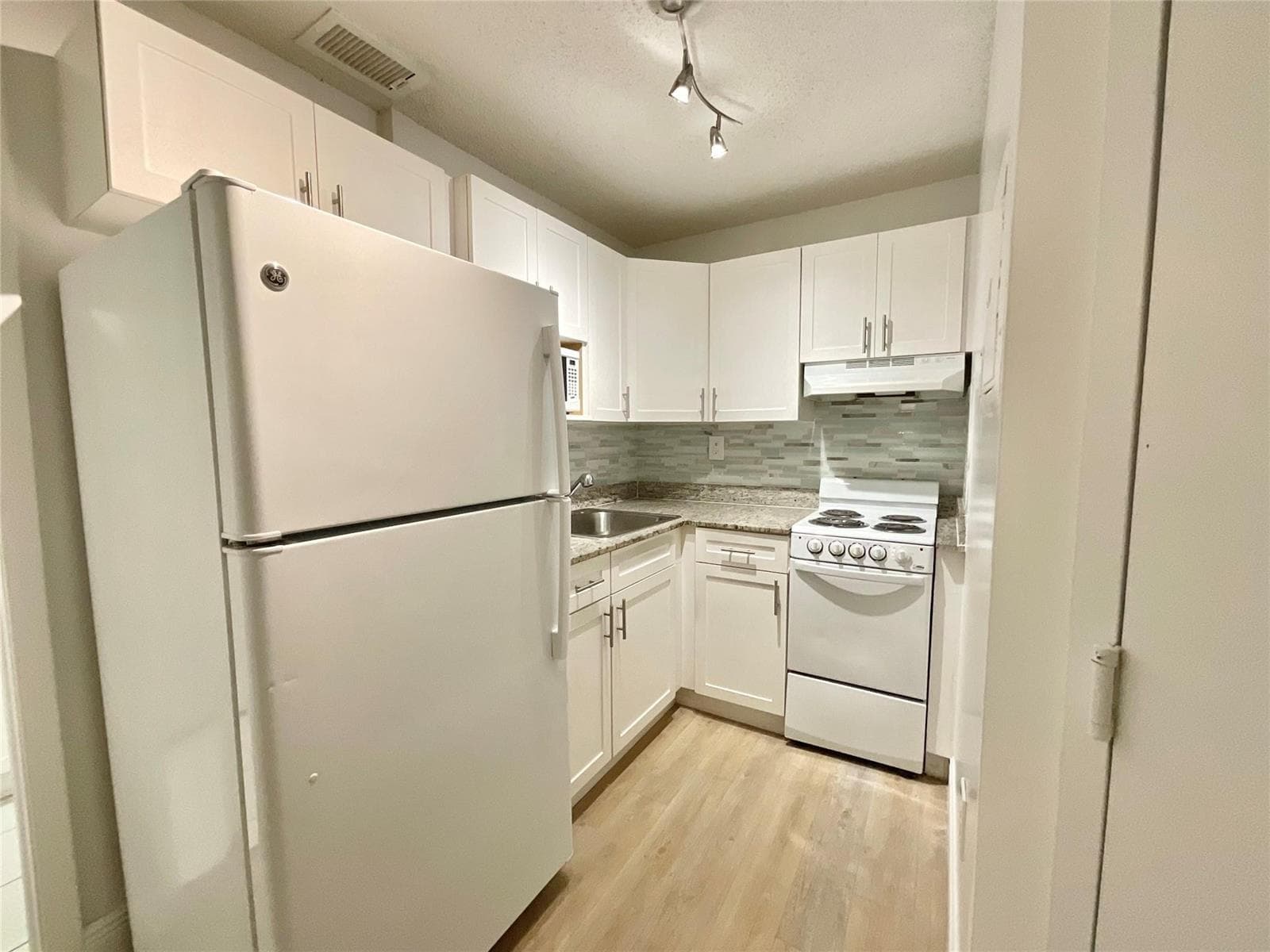 9517 Fontainebleau Boulevard # 224, Miami FL 33172 — 3