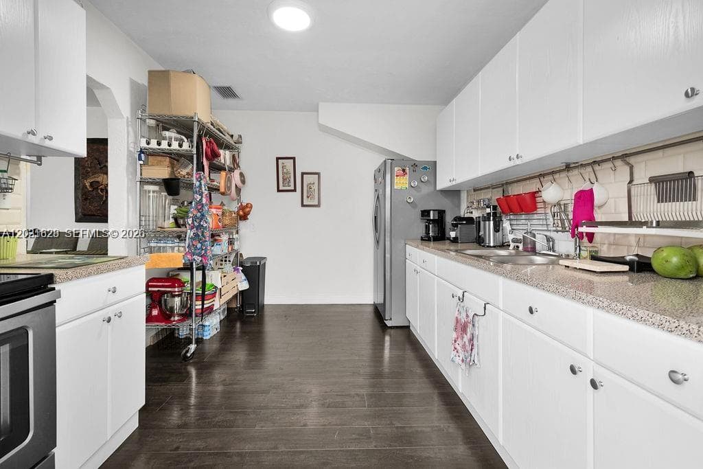600 NW 34th Ave, Miami FL 33125 — 18