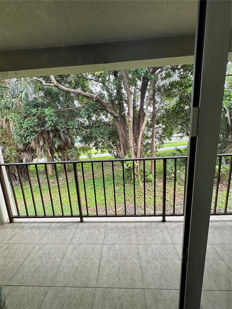 9250 Fontainebleau Blvd # 202, Miami FL 33172 — 7