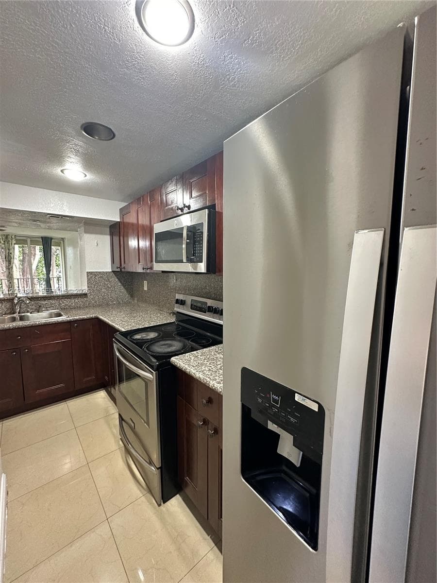 9250 Fontainebleau Blvd # 202, Miami FL 33172 — 10