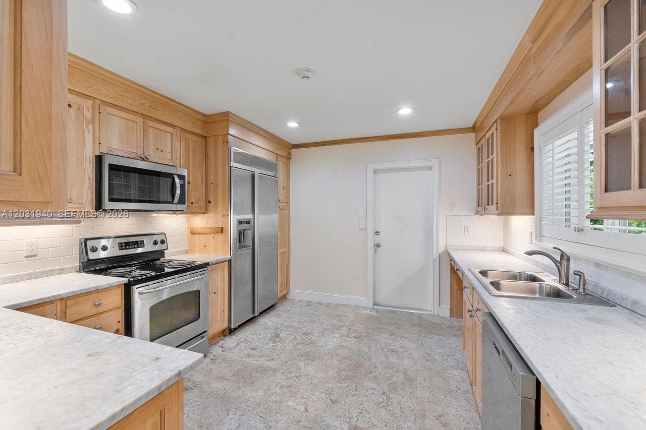 1037 Alfonso Ave, Coral Gables FL 33146 — 43