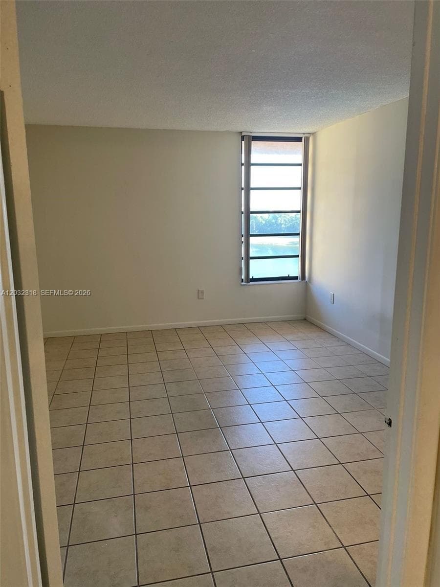 Golfview Cl Fontainbl Pk, Miami, FL — 10
