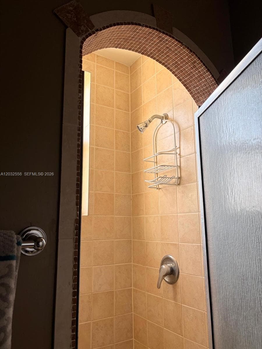 900 16th St # 301, Miami Beach FL 33139 — 9