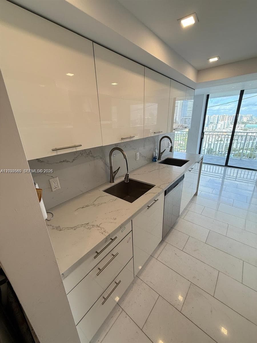 Winston Towers 600 Condo, Sunny Isles Beach, FL — 3