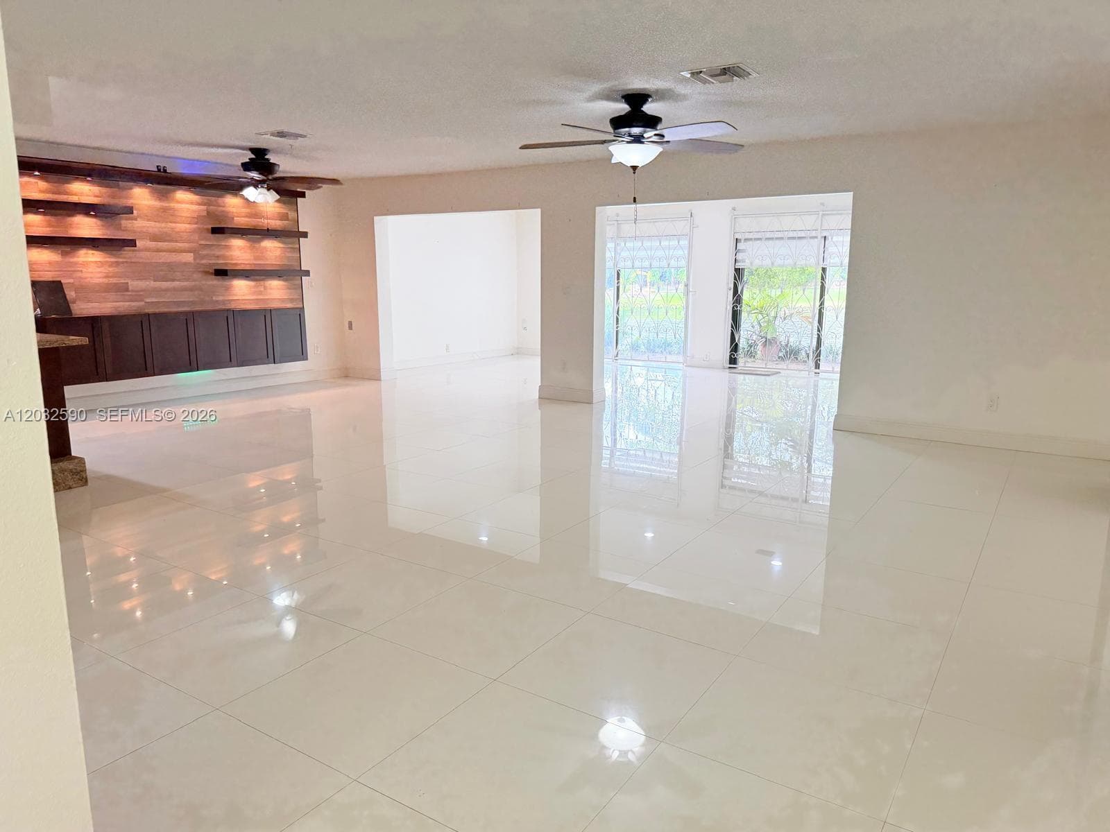 18801 Oakland Hills Dr, Hialeah FL 33015 — 5