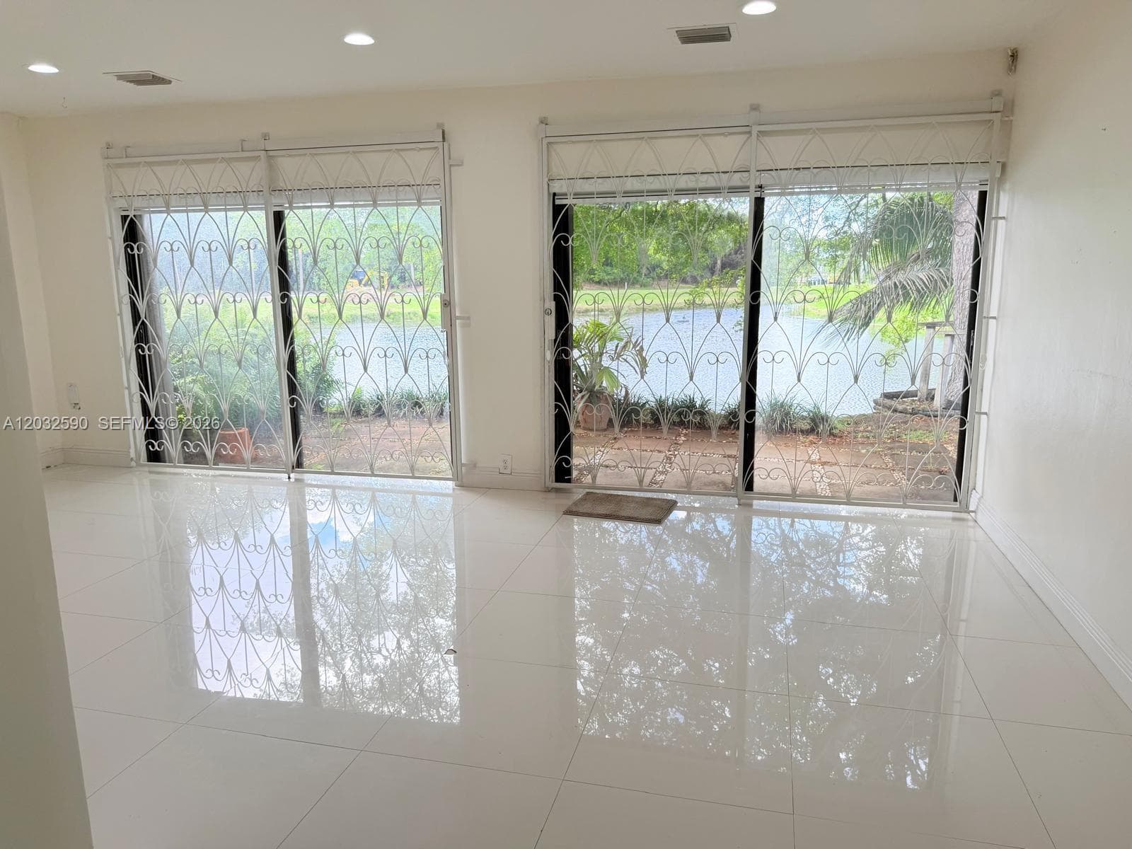 18801 Oakland Hills Dr, Hialeah FL 33015 — 8