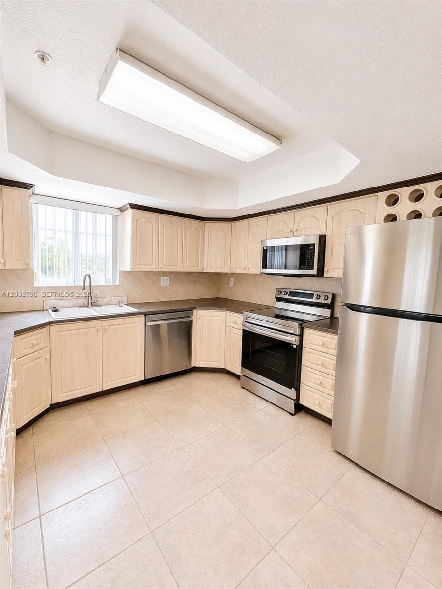 Poinciana Lakes Villas Co, Hialeah, FL — 7