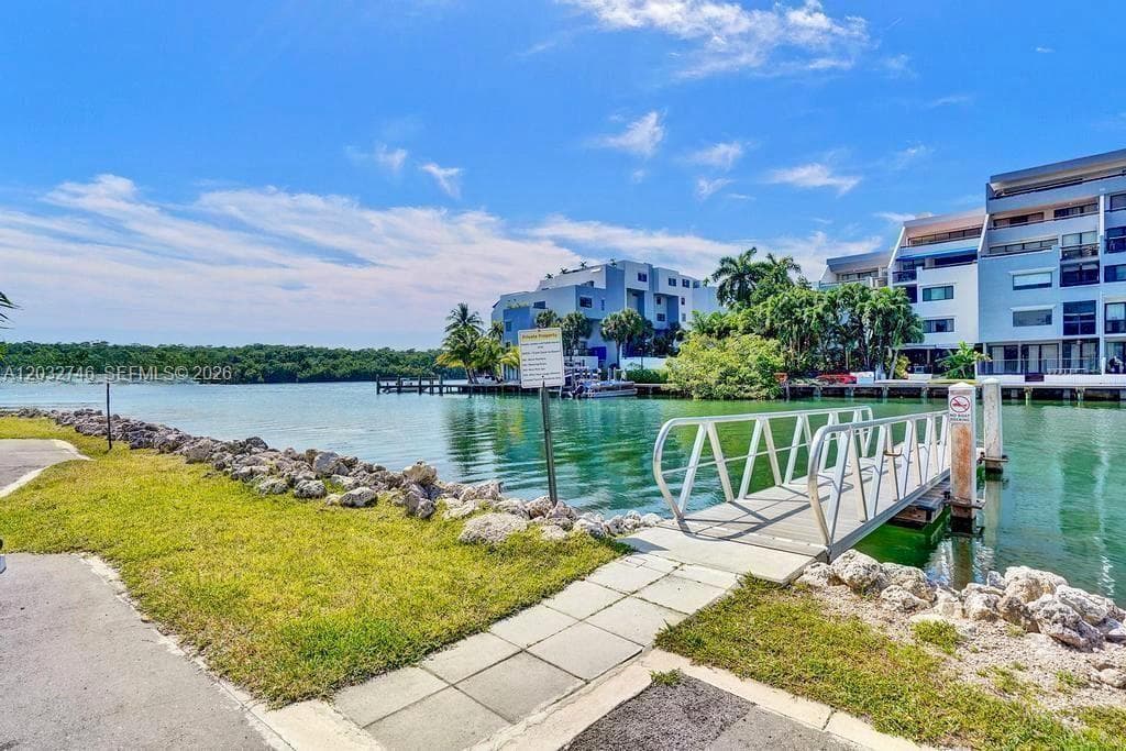 400 Kings Point Dr # 309, Sunny Isles Beach FL 33160 — 33
