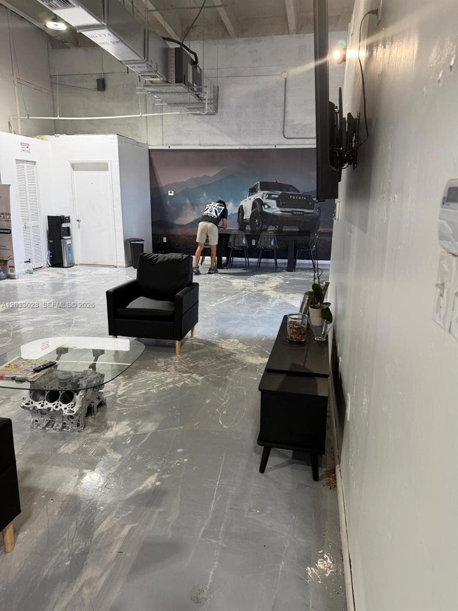 6900 NW 72 Avenue, Miami FL 33166 — 5