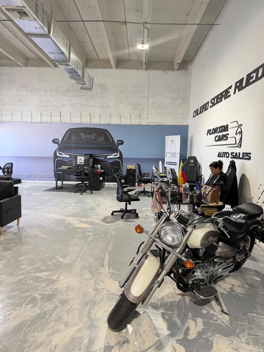 6900 NW 72 Avenue, Miami FL 33166 — 14