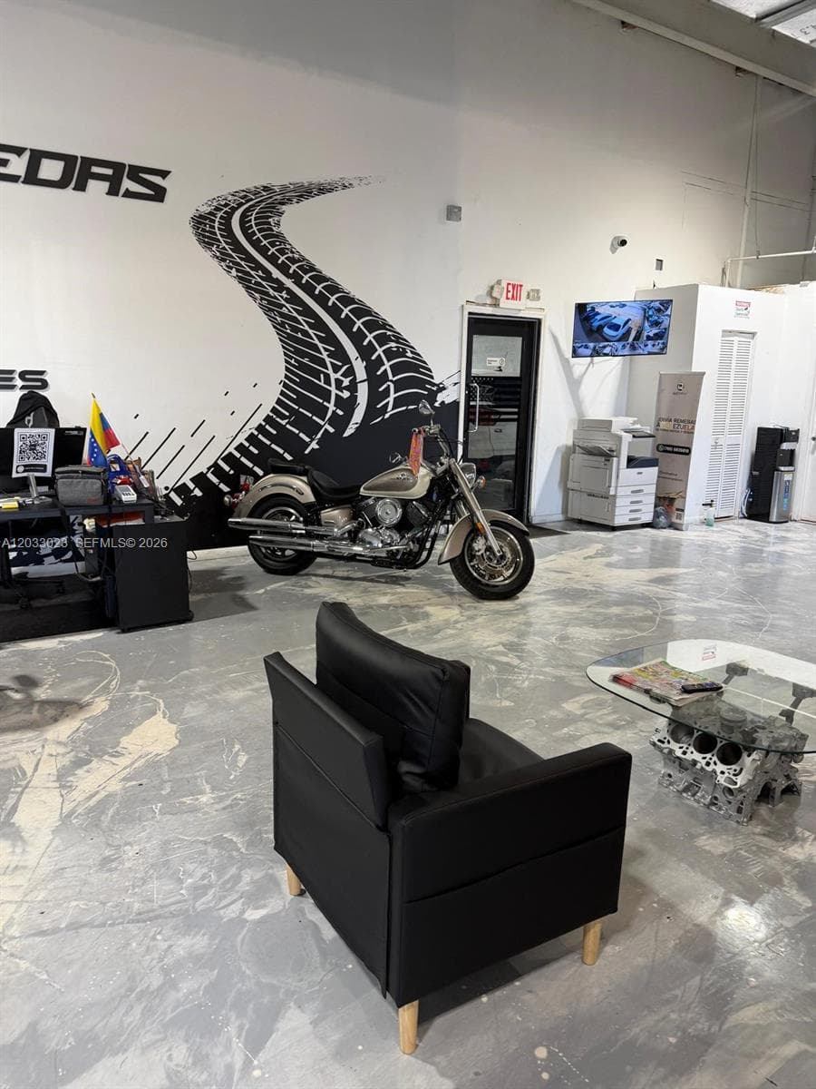 6900 NW 72 Avenue, Miami FL 33166 — 4