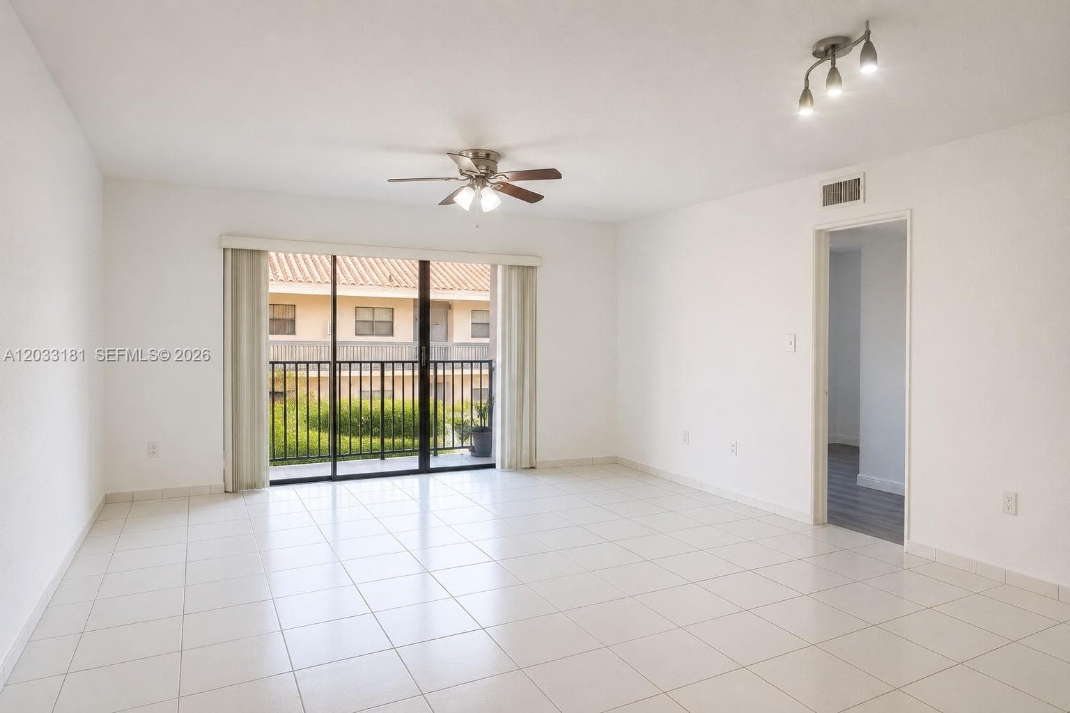240 W Park Dr # 4, Miami FL 33172 — 2