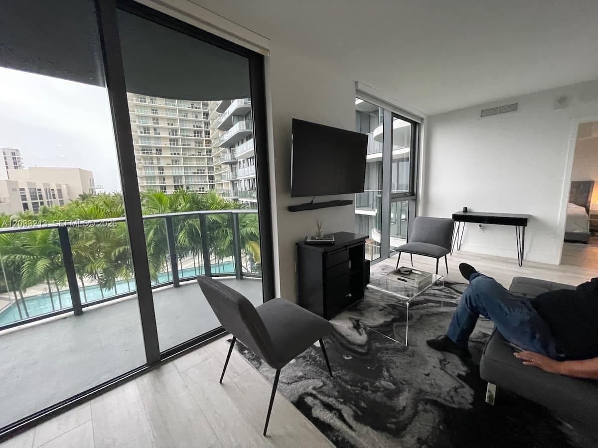 121 NE 34th St # 1015, Miami FL 33137 — 2