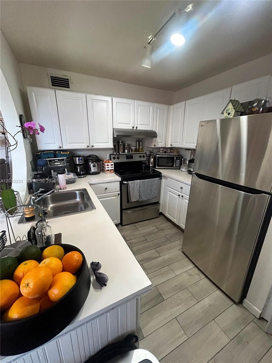 10284 NW 9th St Cir # 204, Miami FL 33172 — 28