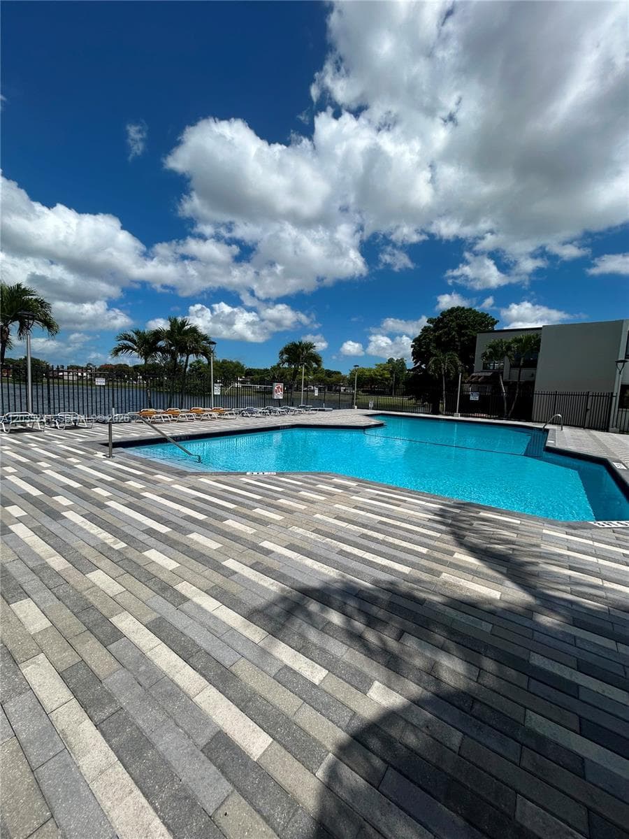 10284 NW 9th St Cir # 204, Miami FL 33172 — 33