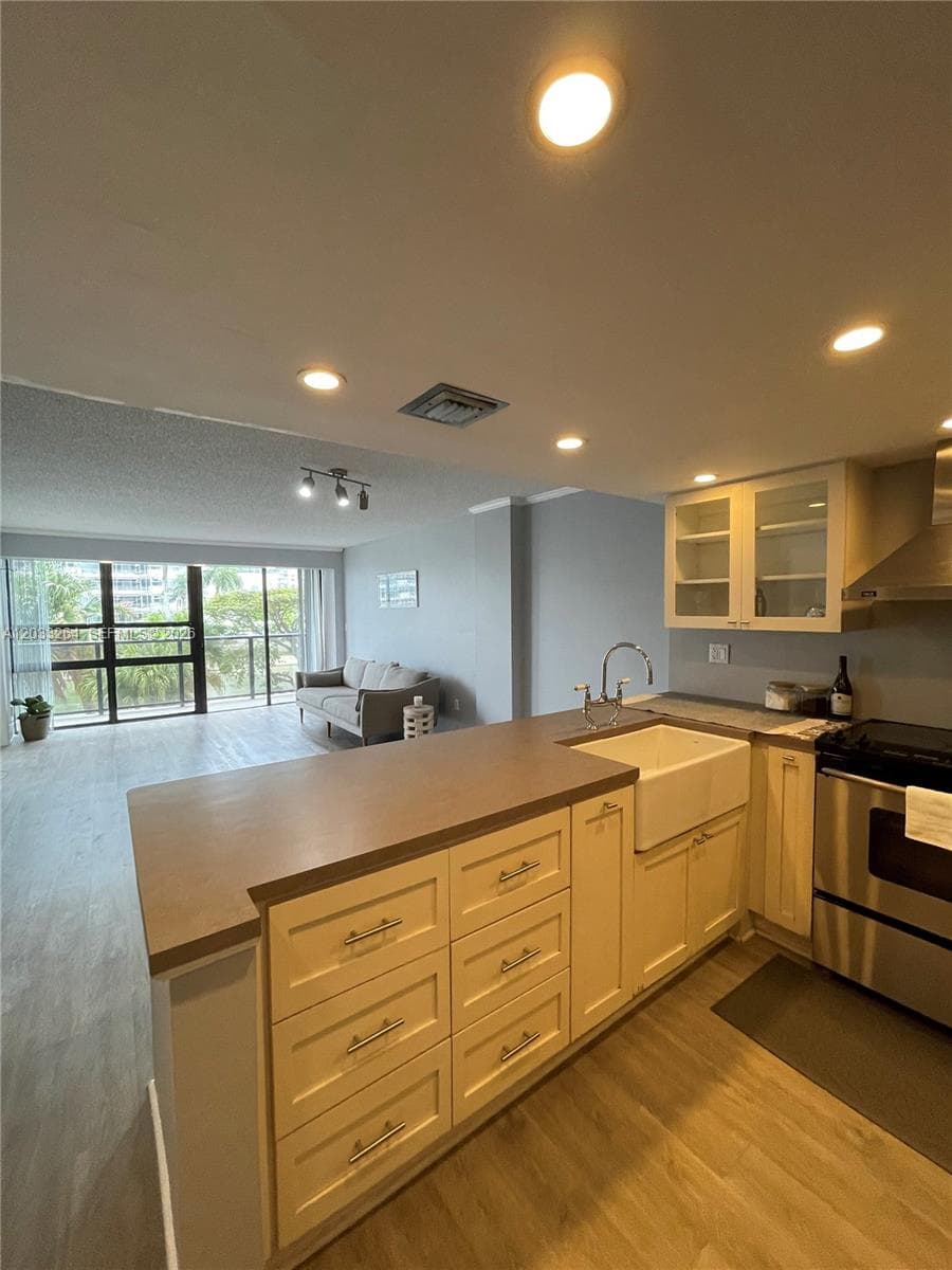 600 NE 36th St # 211, Miami FL 33137 — 5