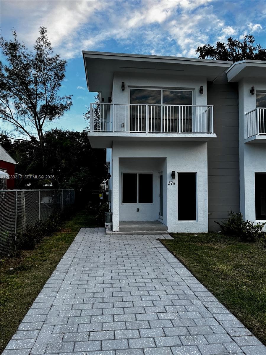 37 NW 70th St # B, Miami FL 33150 — 16