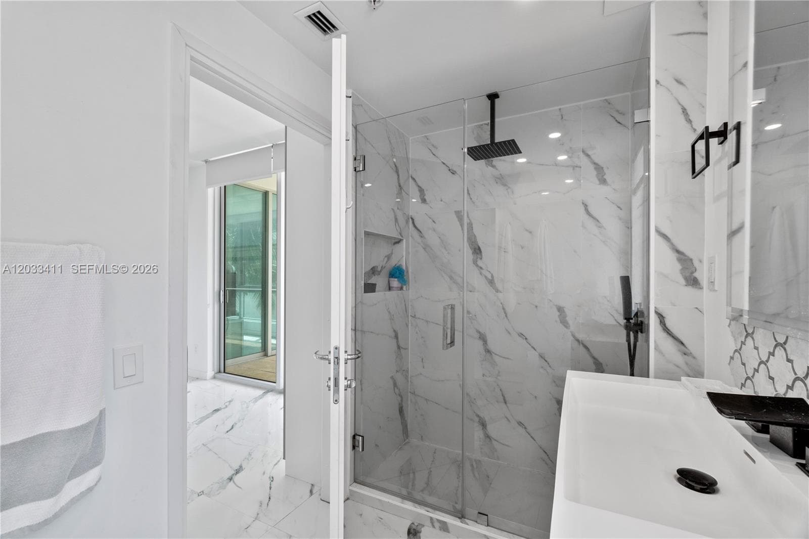 300 S Biscayne Blvd # 1411, Miami FL 33131 — 16
