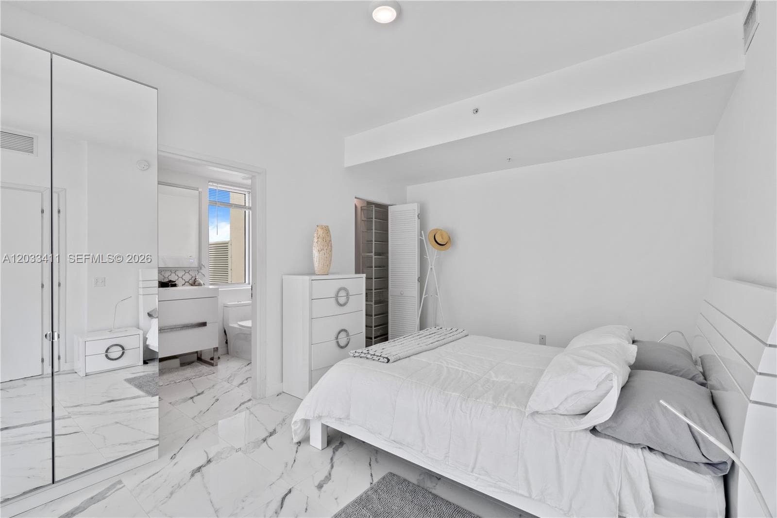 300 S Biscayne Blvd # 1411, Miami FL 33131 — 14