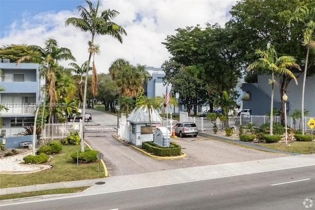 9351 Fontainebleau Blvd # B409, Miami FL 33172 — 23