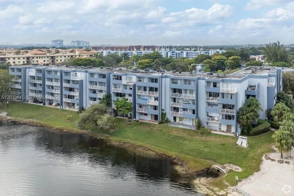 9351 Fontainebleau Blvd # B409, Miami FL 33172 — 22