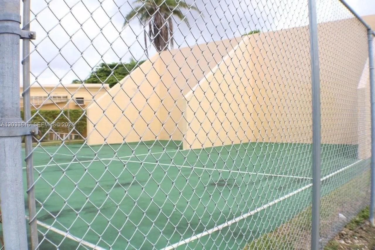 9351 Fontainebleau Blvd # B409, Miami FL 33172 — 18