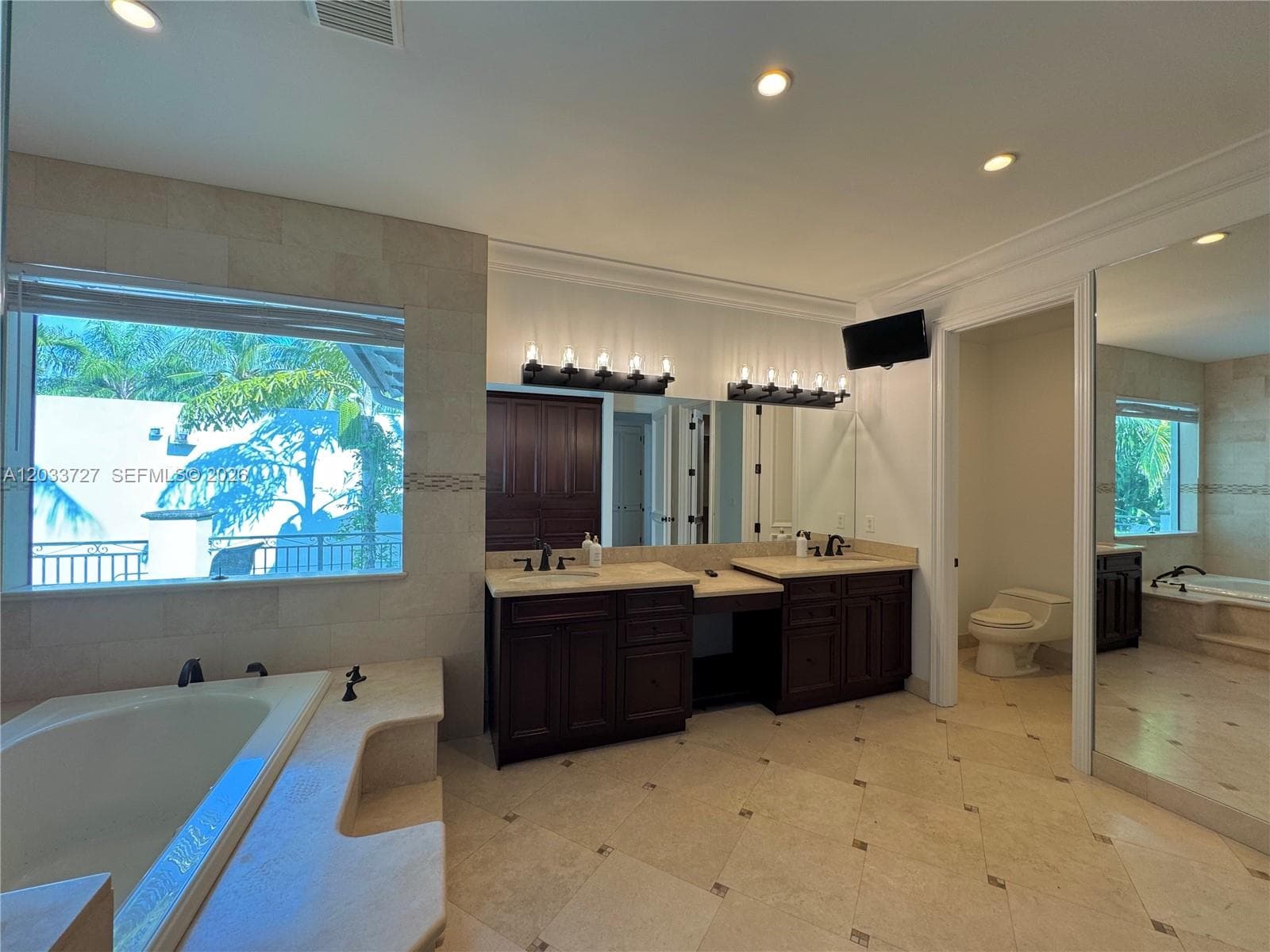 2561 Trapp Ave, Miami FL 33133 — 12