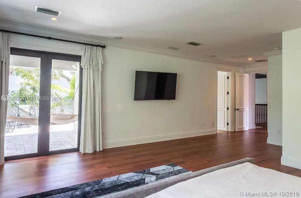 2561 Trapp Ave, Miami FL 33133 — 10