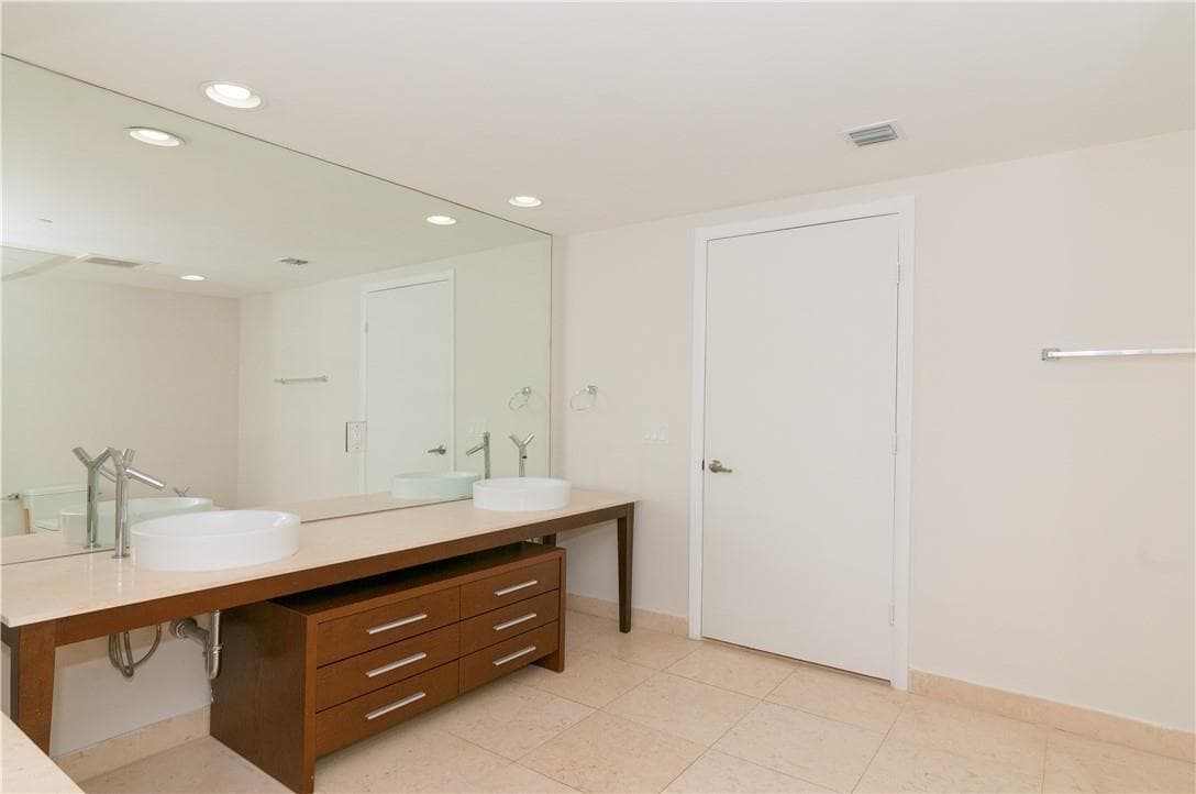 465 Brickell Avenue, Miami FL 33131 — 26