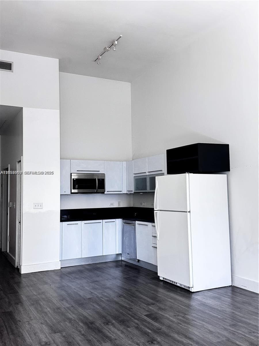 244 Biscayne # 247, Miami FL 33132 — 3